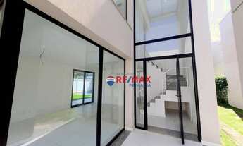 Imagem 2: Casa com piscina, 3 quartos, 1 suíte com pia dupla e 2 suítes canadenses