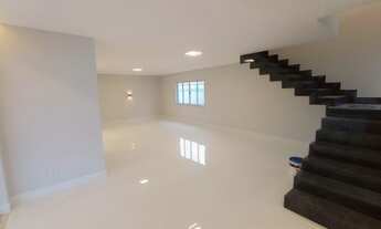 Imagem 2: Casa de condomínio para venda possui 351 metros quadrados com 4 quartos