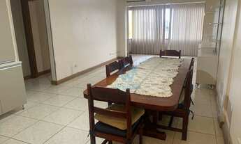 Imagem 4: Apartamento amplo com 87m², 2 dormitórios, sala dois ambientes com sacada integrada, garag