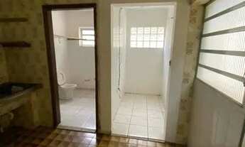 Imagem 2: Sobrado de 280m² com cinco dormitório, três banheiros, cozinha com armários, garagem para