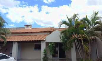 Imagem 2: Casa a venda no Bairro: Parque dos Flamboyans .O imóvel conta com 03 dormitórios, sendo 02