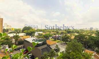 Imagem 7: Apartamento reformado com vista livre para zona residencial