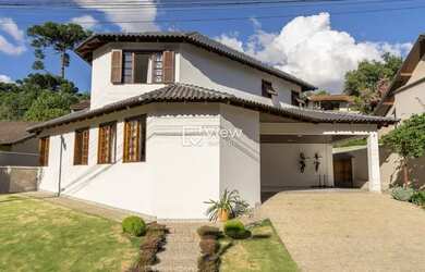 Imagem 2: Belíssima residência na melhor localização do bairro Santa Felicidade! Um refúgio repleto