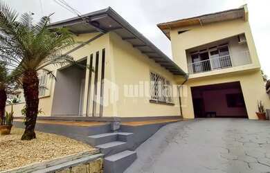 Imagem: CASA COM 5 DORMITÓRIOS NO CENTRO AO LADO