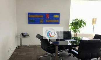 Imagem 4: Andar com 544, 64 m2 de área útil - Imóvel com as mesas, divisórias, carpete e armários