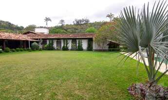 Imagem: O belo terreno de 2.580m2 é plano, murado