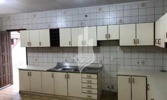 Imagem 3: Amplo apartamento no 2° pavimento, com estacionamento em rua corredor de serviço no bairro