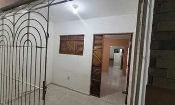 Imagem 3: Casa solta de esquina com garagem para dois carros