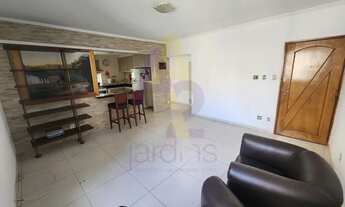 Imagem 2: Apartamento de 2 dormitórios em ótimo estado com banheiros reformados e cozinha integrada