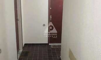 Imagem 2: Apartamento de 2 Quartos na Glória com 4 Vagas de Garagem