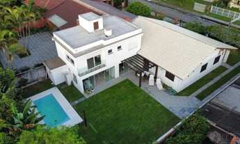 Imagem 2: Casa com piscina e salão de festas no Centro de Xangri-lá - 5 quartos 3 suítes. REF: 5083