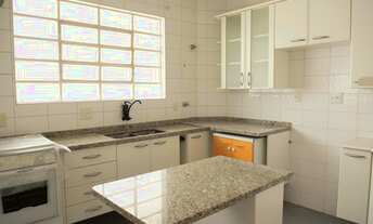 Imagem 4: Quot;sessentão conservado"! Janelão , pé direito alto e belo jardim!