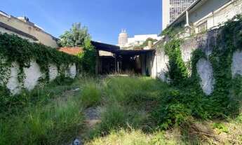 Imagem: Terreno plano e murado no Centro de Niterói