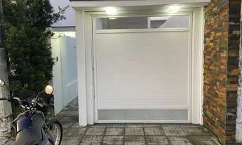 Imagem: Casa com pisina na avenida Mário Uriarte