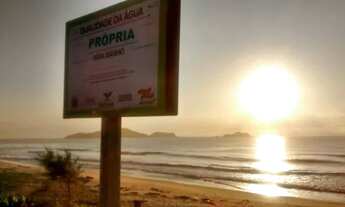 Imagem 2: Reserva de Casa na Praia de Barra do Sul Perto do Mar. Por Finais de Semana