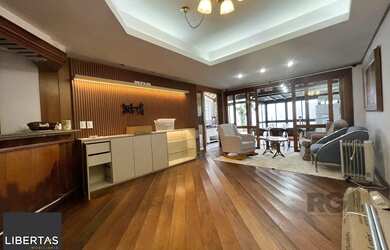 Imagem 2: Casa de três quartos, suíte e quatro vagas de garagem no bairro Menino Deus em Porto Alegr