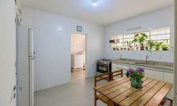 Imagem 7: A casa tem duas vagas de garagem, living amplo com sala de jantar e lavabo, dependência de