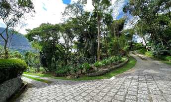 Imagem: Cercado de natureza exuberante