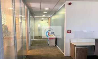 Imagem 3: Andar com 544, 64 m2 de área útil - Imóvel com as mesas, divisórias, carpete e armários