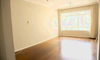 Imagem 2: Quot;sessentão conservado"! Janelão , pé direito alto e belo jardim!