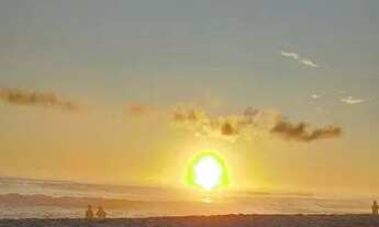 Imagem 5: Pé na areia ao pôr do sol