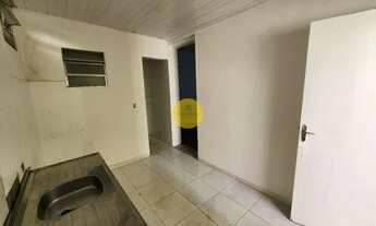 Imagem 4: Casa de fundos com 01 dormitório e 01 banheiro na Vila Romana