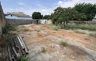 Imagem: LOTE DE ESQUINA DE RUA, A UMA QUADRA DA