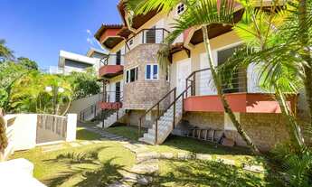 Imagem: Casa com 6 quartos em condomínio no Comary