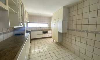 Imagem 6: Casa com 3 qts sendo 1 suíte, banheira, dce, piscina, salão de festa, playground, portaria