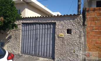 Imagem: 2 casas com 1 dormitório, cozinha e banheiro