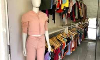 Imagem 2: Linda boutique com vitrine em vidro e com ar condicionado