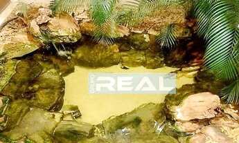 Imagem 2: Extraordinária casa no Portal dos Ipes - Lago de carpas na sala e 3 Suítes