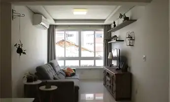 Imagem 2: Apartamento para venda possui 66 metros quadrados com 2 quartos em Santana - Porto Alegre