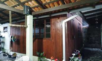 Imagem: Casa usada de madeira tratada