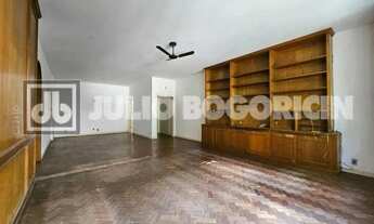 Imagem 5: Cosme Velho! Amplo apartamento com quatro quartos, suíte e vaga na escritura! Oportunidade