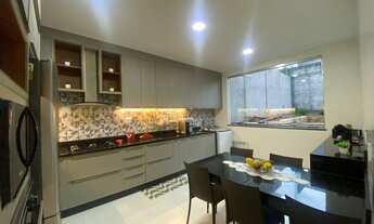 Imagem 3: Casa com armários e climatizada no Cond. Bosque das palmas, piscina com cascata