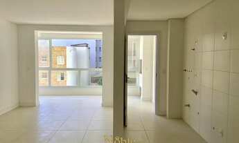 Imagem 3: Apartamento com 2 dormitórios e sacada a poucos metros do mar