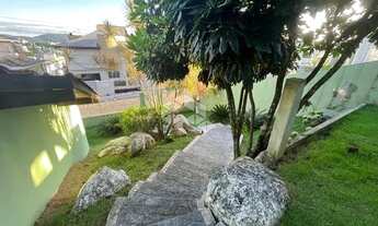 Imagem 2: CASA EM FLORIANÓPOLIS, VISTA PARCIAL PARA O MAR, 03 DORMITÓRIOS, 01 SUÍTE, 02 VAGAS DE GAR