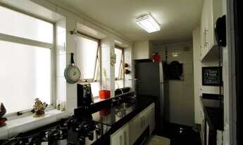 Imagem 3: Amplo apartamento, reformado, 2 dormitórios com armários planejados