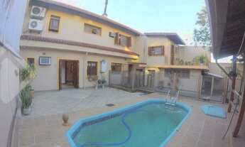 Imagem 2: Sobrado, com 376m2, 5 quartos, 2 suítes, piscina, 3 vagas de garagem e edícula