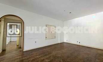 Imagem 4: Cosme Velho! Amplo apartamento com quatro quartos, suíte e vaga na escritura! Oportunidade