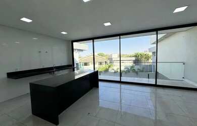 Imagem 2: Casa luxuosa conta com 01 suíte máster com closet e hidromassagem, 01 suíte com closet e o