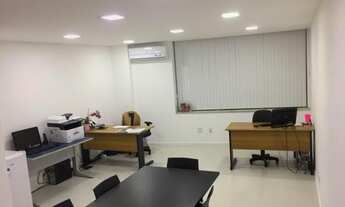 Imagem 2: Sala grande a venda na Praia da Costa