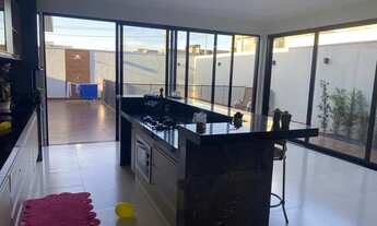 Imagem 5: Casa de condomínio para venda possui 205 metros quadrados com 3 quartos