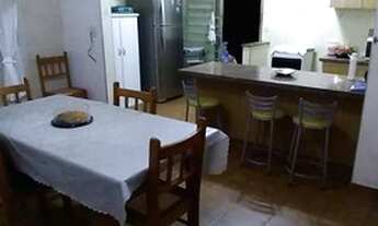 Imagem 7: Casa no centro da cidade, com sala, 3 dormitórios, sendo um com armário embutido, banheiro