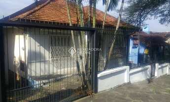 Imagem 2: Excelente terreno com casa no Petrópolis com 13,20 m de frente e total de 429,11 m²