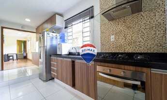 Imagem: Linda Casa com cor de Esperança no Jardim