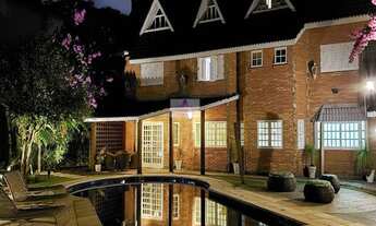 Imagem: CASA DE ESTILO NORMANDO AO LADO DO SHOPPING