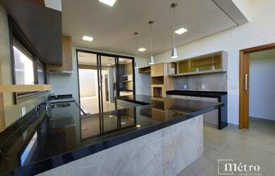 Imagem 7: Linda Casa Térrea, 187 m², 3 suítes, completa em armários, próximo a portaria