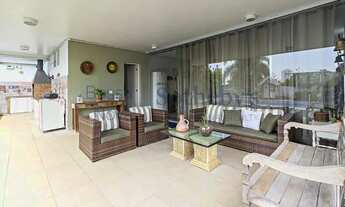 Imagem: Casa ampla com piscina e jardim